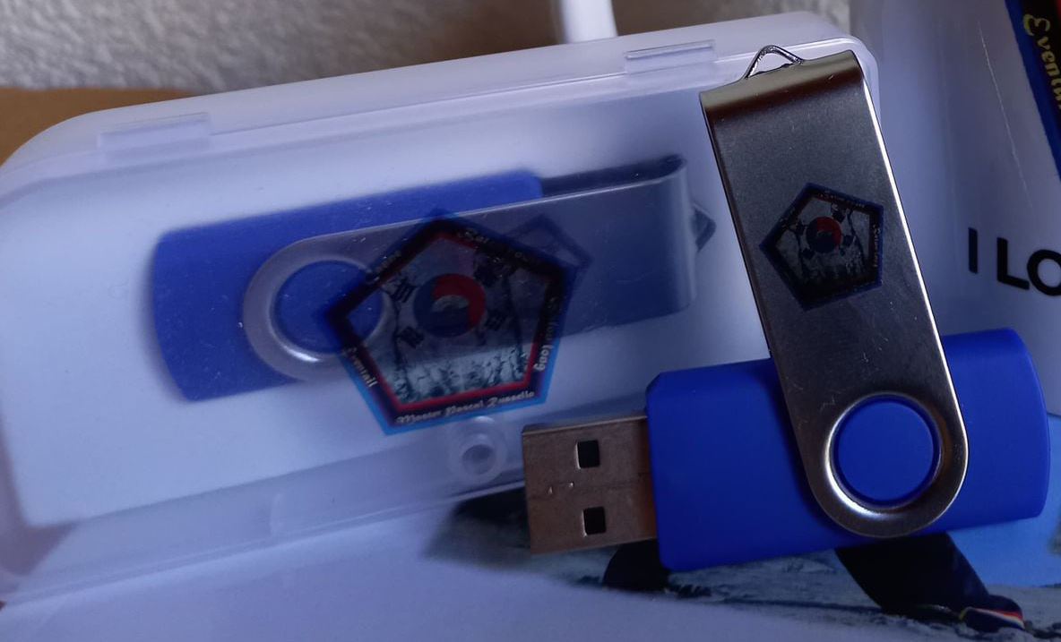 clé usb avec le logo de la world mukisool federation