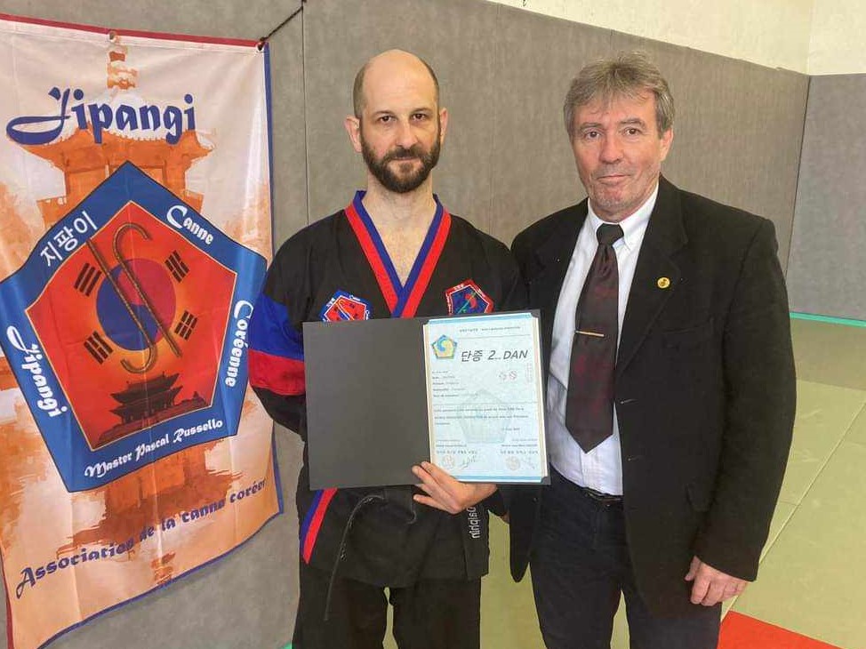 Photo de Dalphin Frédéric tenant son diplme de 2e dan