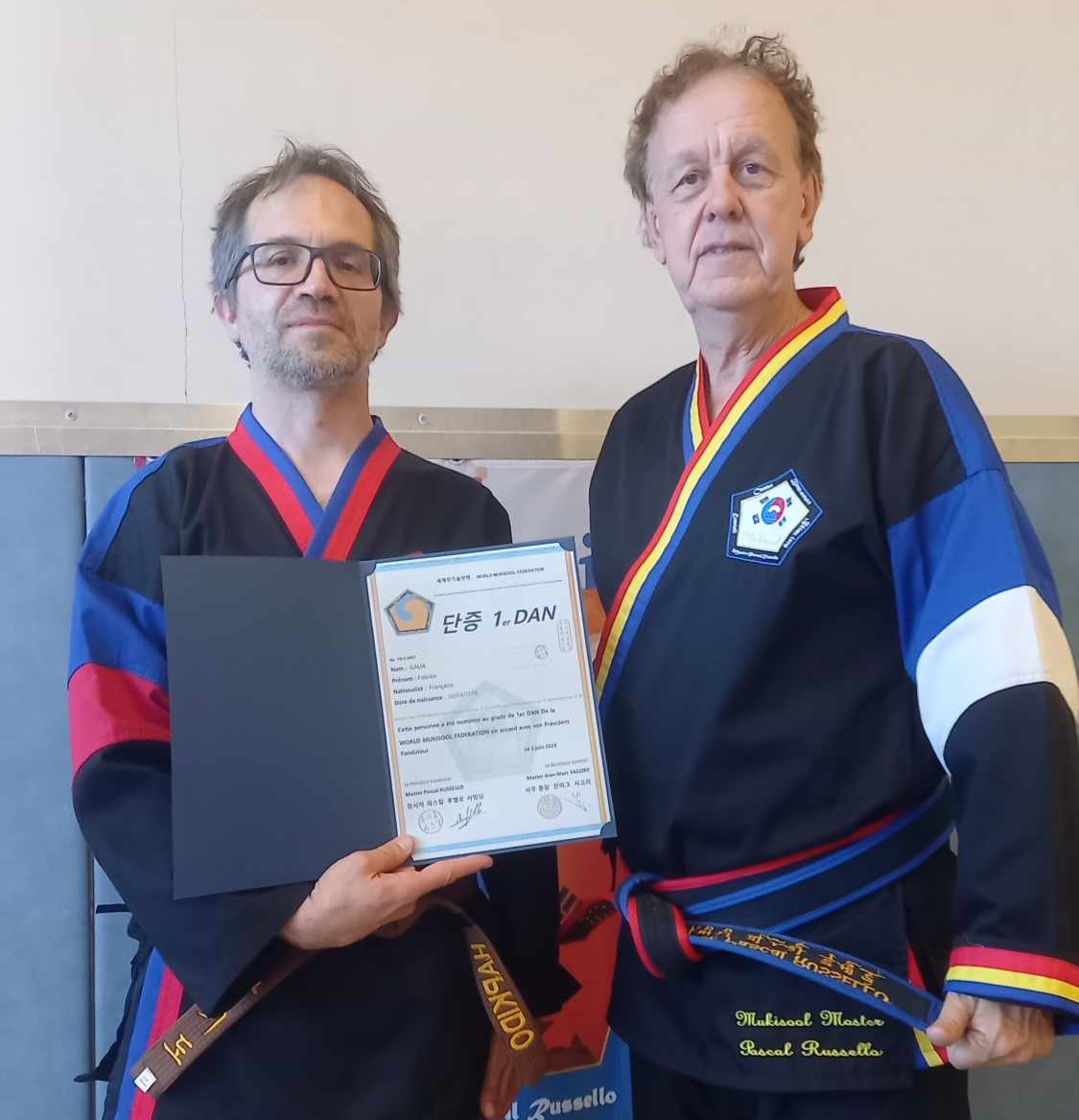 Photo de Fabrice Galia tenant son diplme de 1er dan