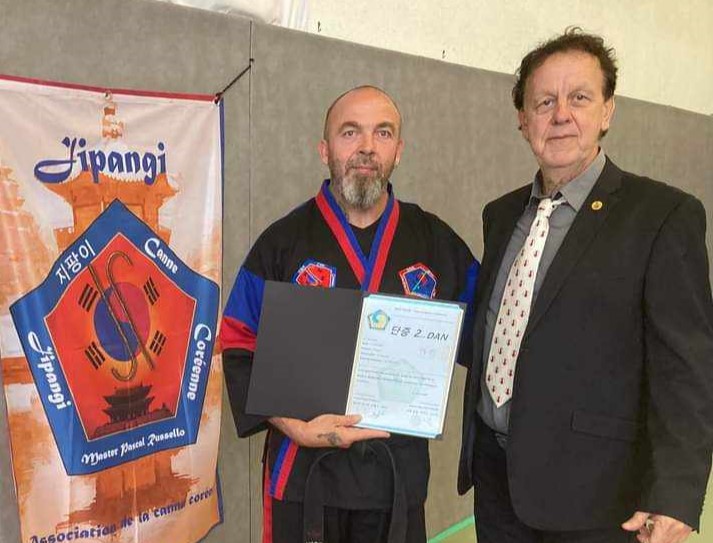 Photo de Pascal Léonard tenant son diplme de 2e dan