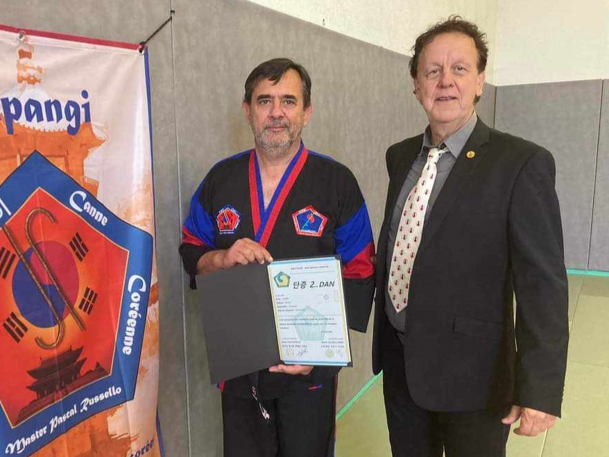 Photo de Patrice Albert tenant son diplme de 1er dan