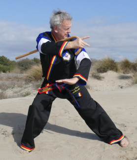 Pascal Russello faisant une technique avec une canne coréenne