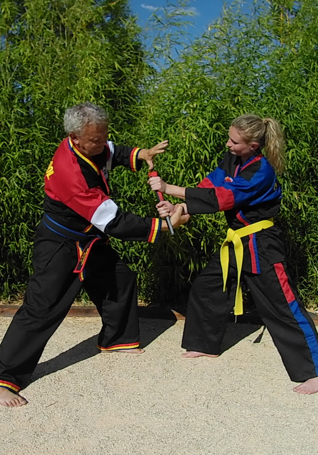 Pascal Russello faisant une technique d'éventail avec une de ses élèves 