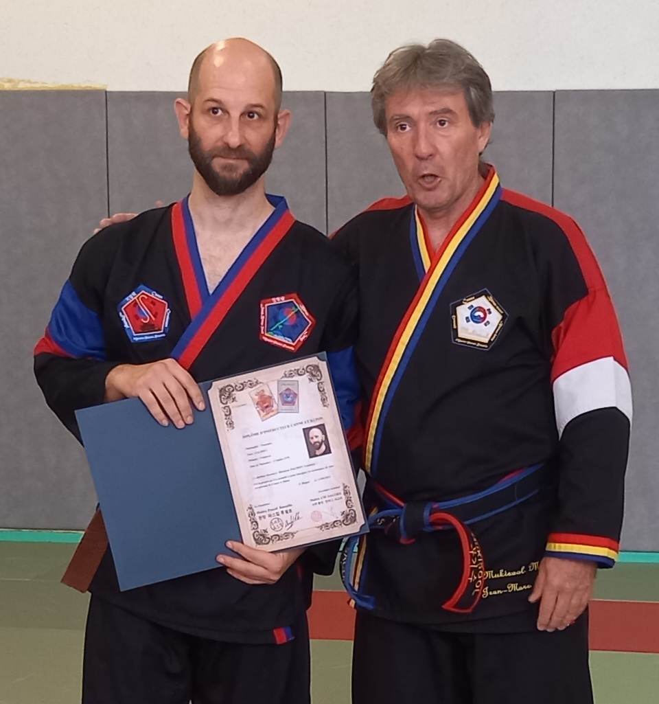 Photo de Dalphin Frédéric tenant son diplme d'instructeur