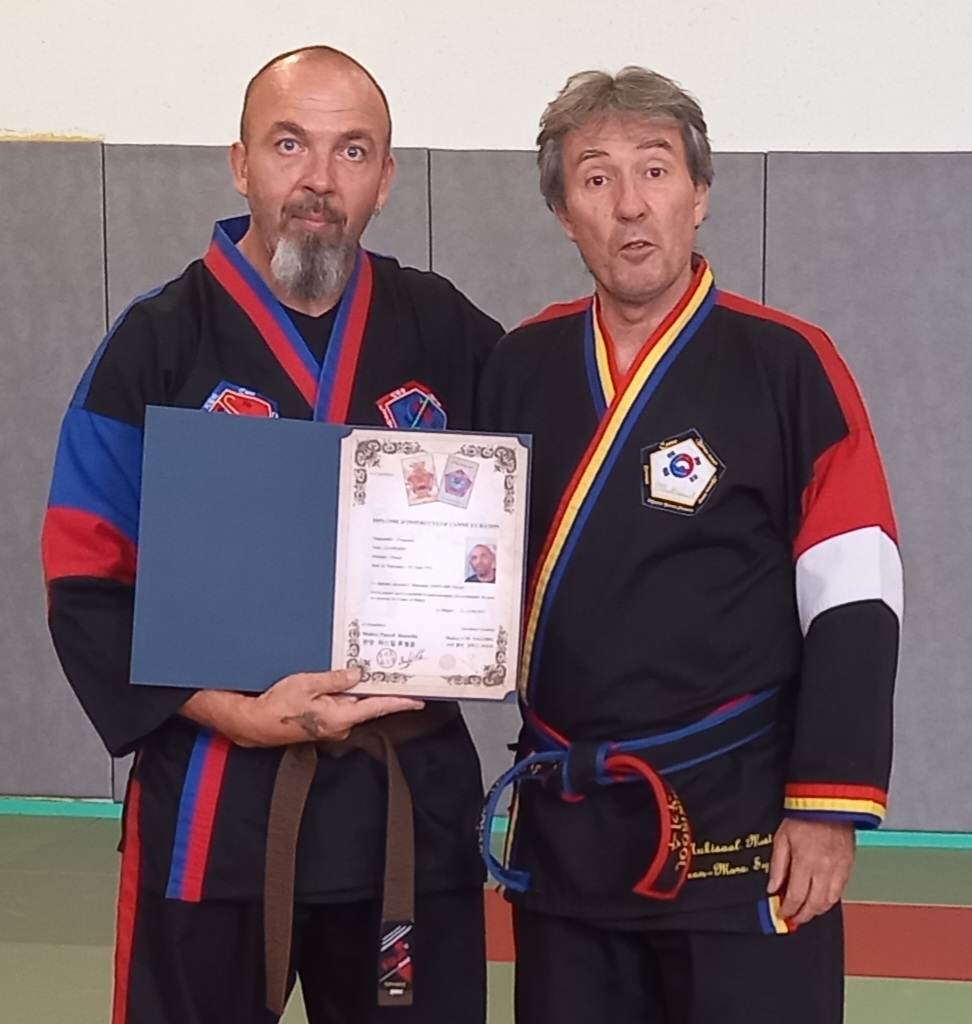 Photo de Pascal Léonard tenant son diplme d'instructeur