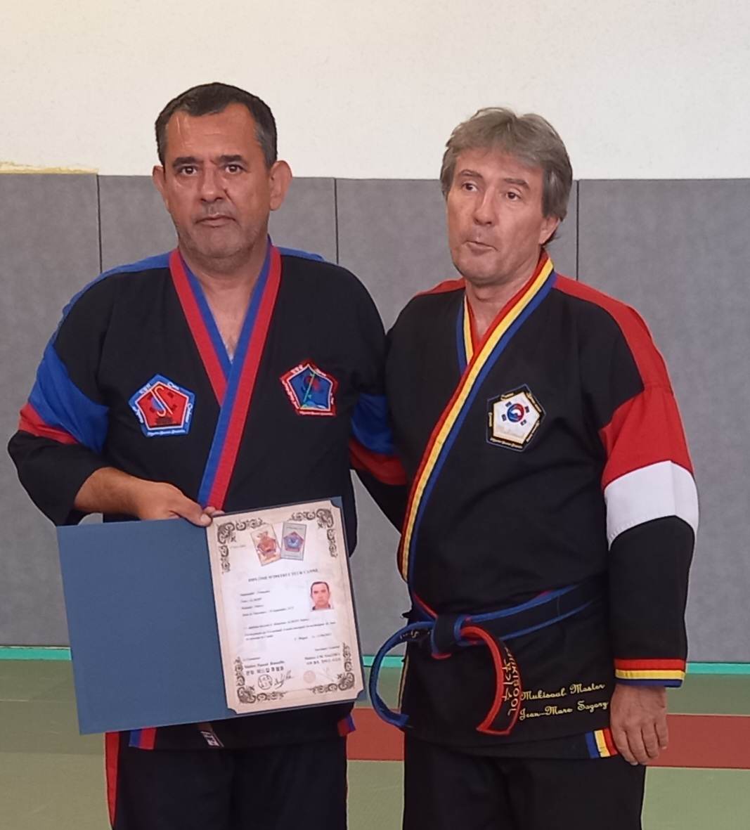 Photo de Patrice Albert tenant son diplme d'instructeur